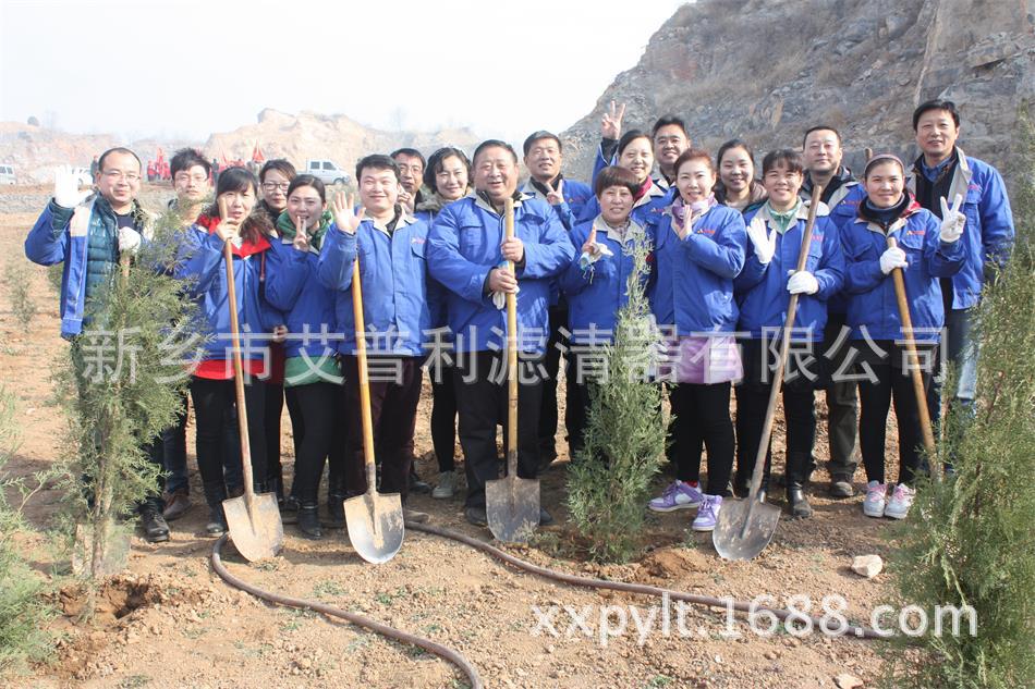 艾普利凤凰山植树，为美丽新乡添新绿(图1)